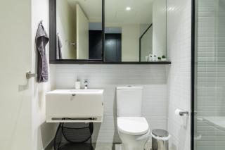 Modern 1 Bedroom in Tranquil Parklands - 6