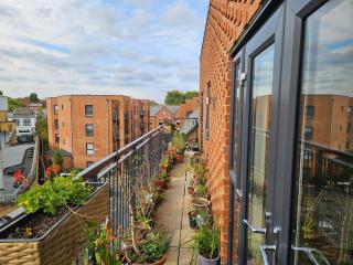 Stylish 1BD Flat with Parking Hackbridge - 6