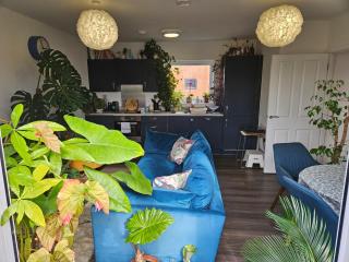 Stylish 1BD Flat with Parking Hackbridge - 2
