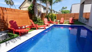 Sleeps 12 Pool Walk to Beach - 0