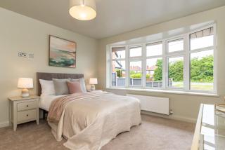 Stylish 4-Bed Home with Modern Open-Plan Living - 8