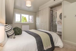 Stylish 4-Bed Home with Modern Open-Plan Living - 6