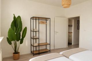 Schönes 3-Raum Apartment mit 5 Einzelbetten, Küche, WaMa, Balkon, WLAN, gratis Parken - 3