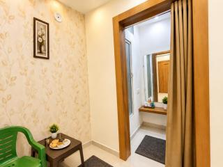 Hotel The Bhavya Palace - GR Premium - Near Railway Station - Mahakal Temple # All Room AC - A FAMILY HOTEL - 4
