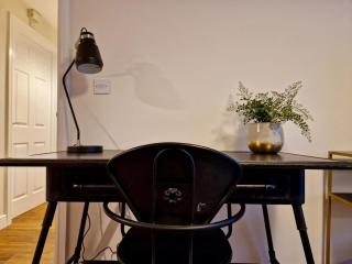 Stylish Apt in Trendy Earlsdon Free Parking - 5