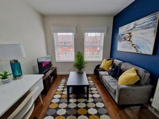 Spacious Chic & Modern Apt w Free Parking - 9