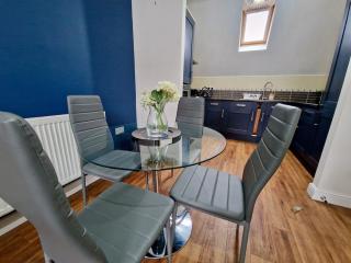 Spacious Chic & Modern Apt w Free Parking - 5