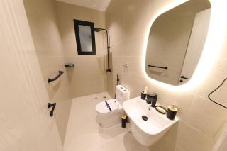 Spacious 2BR Apt | Al Salamah, Great Location - 6