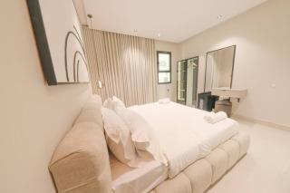 Spacious 2BR Apt | Al Salamah, Great Location - 1