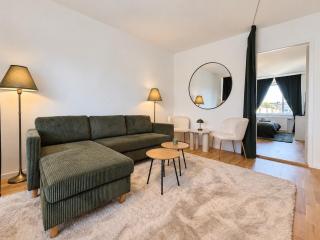 Work Stay - 6 Single Beds - Balcony & Garage - 0