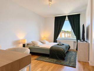 Work Stay - 6 Single Beds - Balcony & Garage - 9