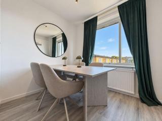 Work Stay - 6 Single Beds - Balcony & Garage - 6