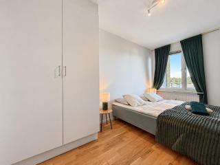 Work Stay - 6 Single Beds - Balcony & Garage - 1