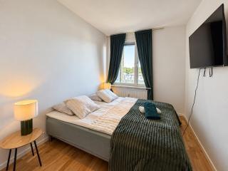 Work Stay - 6 Single Beds - Balcony & Garage - 2
