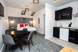 Loft-Style Studio with Skylights and Parking - 8