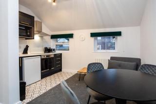 Loft-Style Studio with Skylights and Parking - 7