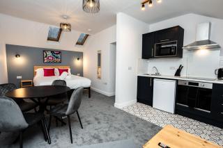 Loft-Style Studio with Skylights and Parking - 5