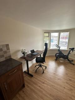 Modern 1Bed Apartment With Gated Parking, Desk, Fitness Bike - 9