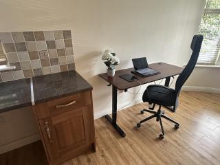 Modern 1Bed Apartment With Gated Parking, Desk, Fitness Bike - 4