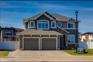 Luxurious 7-Bedroom House Rental in Chestermere, Canada - 9