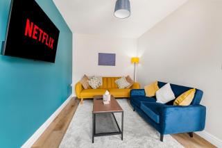 Stylish New 4BR Home - Free Parking - Sleeps 8 - 0