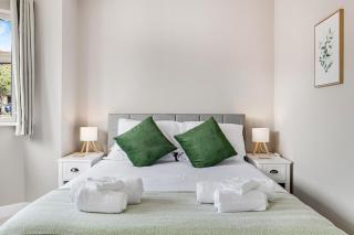 Stylish New 4BR Home - Free Parking - Sleeps 8 - 9