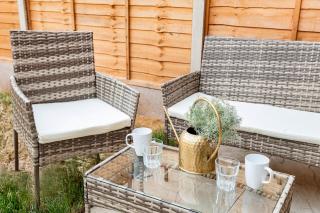 Stylish New 4BR Home - Free Parking - Sleeps 8 - 8