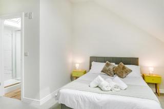 Stylish New 4BR Home - Free Parking - Sleeps 8 - 7