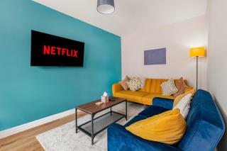 Stylish New 4BR Home - Free Parking - Sleeps 8 - 5