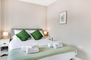 Stylish New 4BR Home - Free Parking - Sleeps 8 - 4