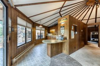 Yurt-style Home with Wraparound Deck SHARC Passes & WiFi - 8