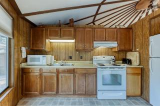 Yurt-style Home with Wraparound Deck SHARC Passes & WiFi - 4