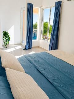 Lux Beachfront Balcony King Bed AC Parking WiFi - 3