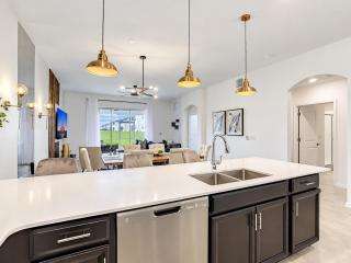 Magnificent Thematic 2BR with Game Room & Waterpark - 4