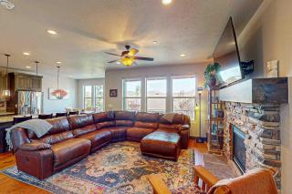 Spacious townhome with pool private hot tub & clubhouse - Dog Friendly - 8