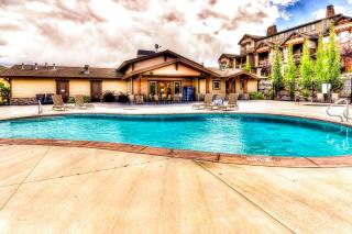 Spacious townhome with pool private hot tub & clubhouse - Dog Friendly - 7