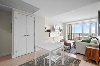 Downtown Calgary Modern 1BR with Pullout couch - 8