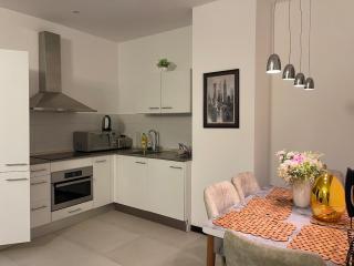 Modern 2BR with Pool, Gym, Wi-Fi, 10 Min to Airport - 2