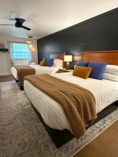 The Pines 2 Updated River Lodge - 9