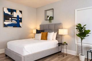 Urban Gaslamp Living w 100 Walk Score Sleeps 5 - 3