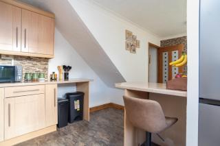 Spacious Solihull 3BR With Free Parking And Garden Near NEC, Airport, JLR, HS2 - 3