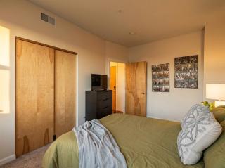 Stylish 2BR in Cleveland Balcony Gym Parking - 3