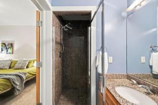 Stylish 2BR in Cleveland Balcony Gym Parking - 2