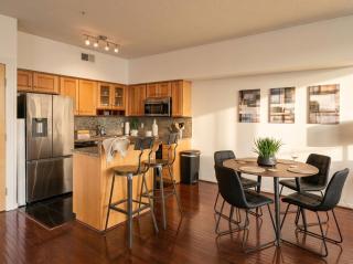 Stylish 2BR in Cleveland Balcony Gym Parking - 6