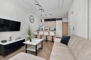Klimatyzowany Apartament z Balkonem Miejscem do Pracy i Parkingiem by Renters Prestige - 6