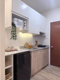 Studio 15 & 19 Cozy Staycation at Mesavirre Garden Residences - 9