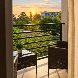 Selah Oasis - The Sail Away - Centrally Located - 2 Rooms 3 Beds Sleeps 5 with Pool - 1