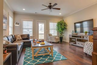 Modern 3 King Belmont Retreat with 2 Living Rooms Walk to Belmont & Vanderbilt Near Music Row The Gulch & 12th South 2 miles to Broadway Large Dining Table Smart TVs Parking 24 Hr Hospitality - 9