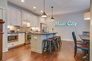 Modern 3 King Belmont Retreat with 2 Living Rooms Walk to Belmont & Vanderbilt Near Music Row The Gulch & 12th South 2 miles to Broadway Large Dining Table Smart TVs Parking 24 Hr Hospitality - 8