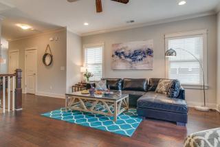 Modern 3 King Belmont Retreat with 2 Living Rooms Walk to Belmont & Vanderbilt Near Music Row The Gulch & 12th South 2 miles to Broadway Large Dining Table Smart TVs Parking 24 Hr Hospitality - 3